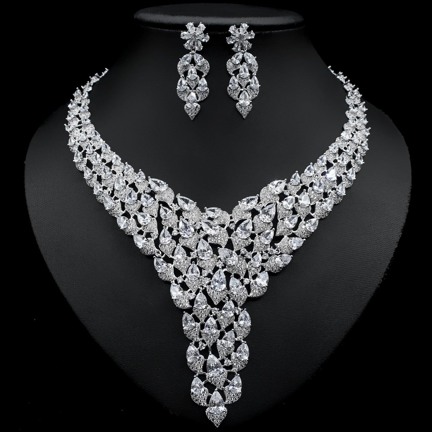 Set collana e orecchini con cristalli