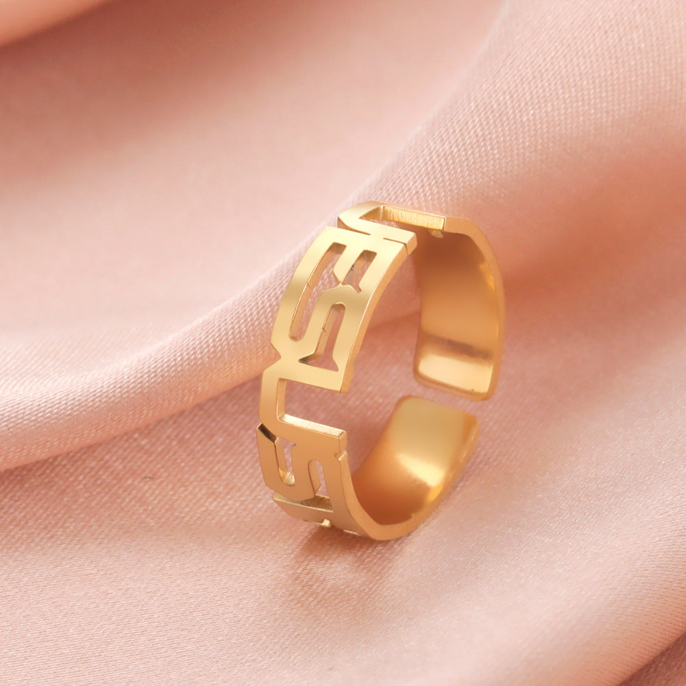 Anello con lettere incise