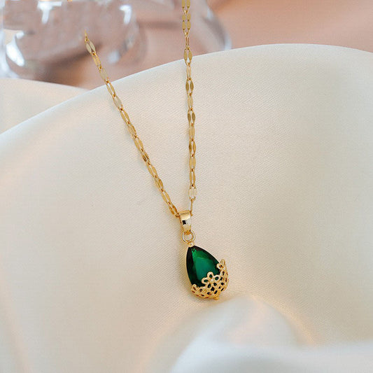 Collana con farfalla e strass doppi