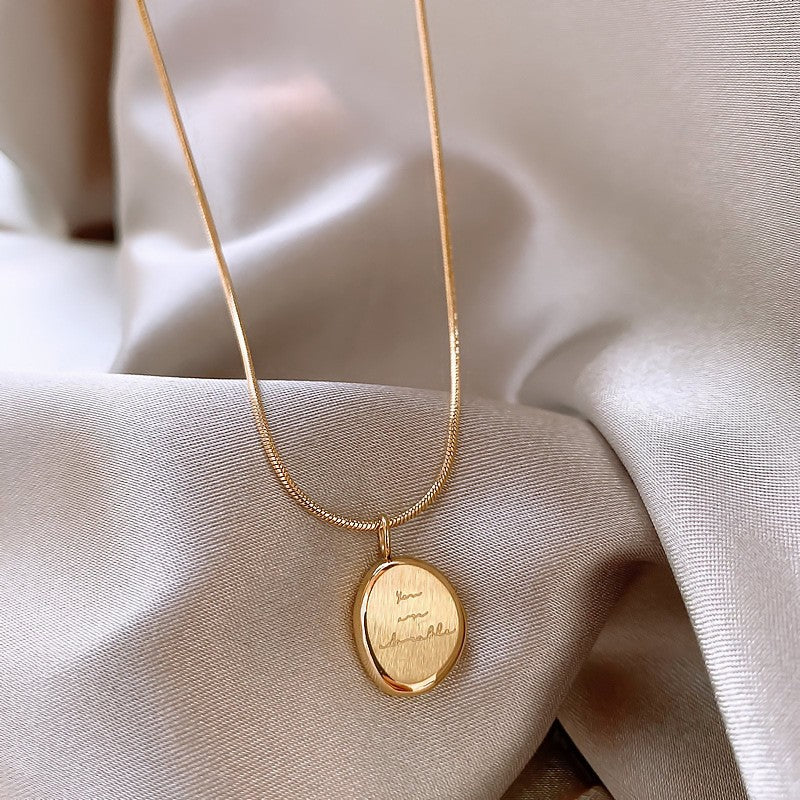 Collana dorata con pendente