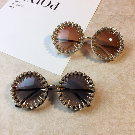 Occhiali da sole tondi steampunk con rivetti