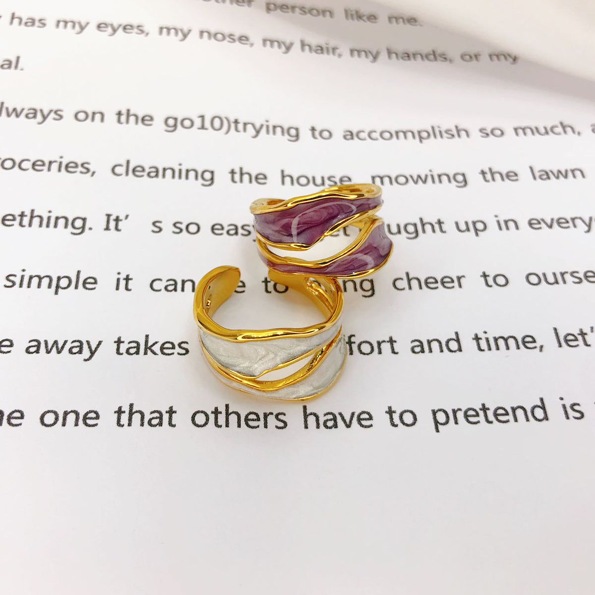 Anello smaltato placcato oro da donna