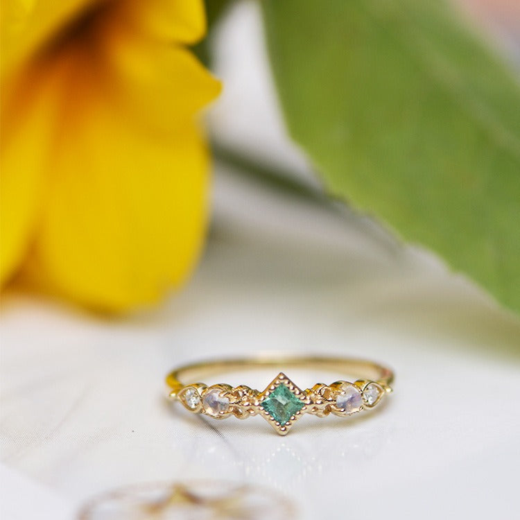 Anello pietra di luna montatura sottile