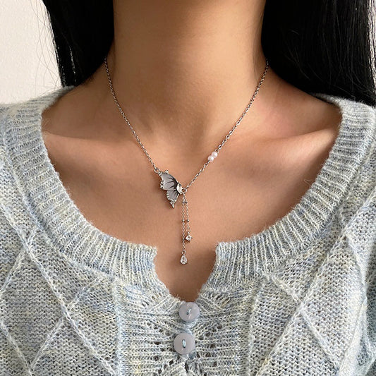 Collana farfalla e perle grigia