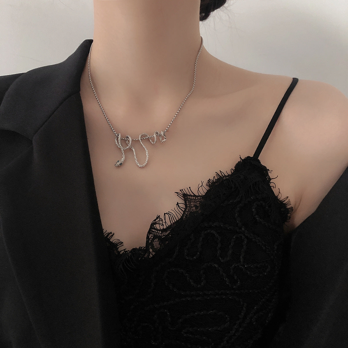 Collana con ciondolo serpente