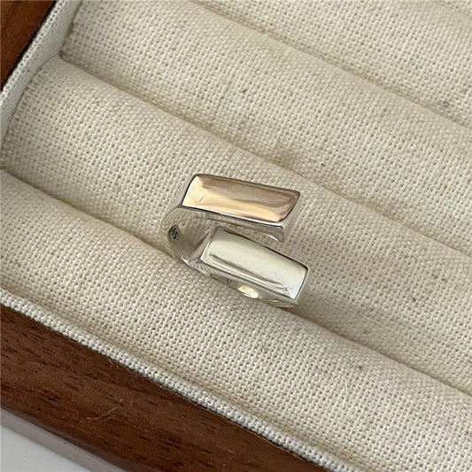 Anello quadrato in argento sfalsato