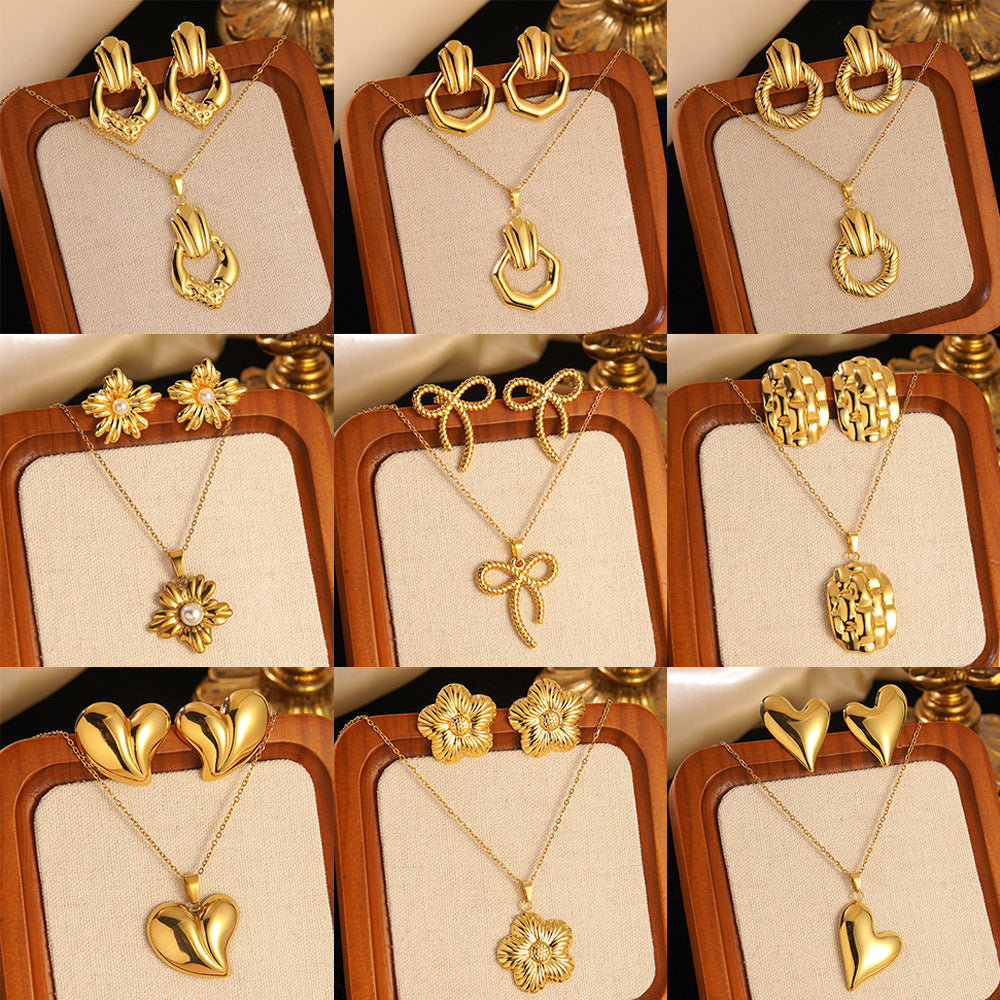 Collana e orecchini floreali