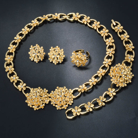Gioiello floreale con cristalli