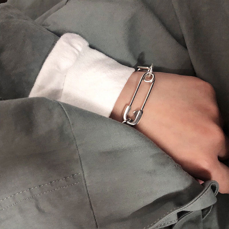 Bracciale geometrico con spilla