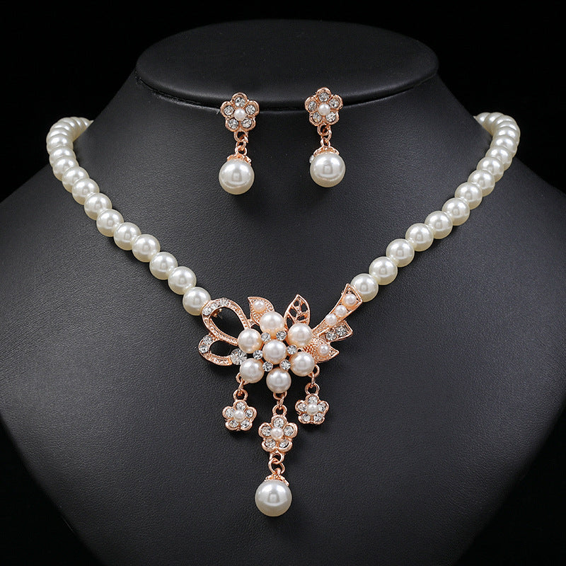 Collana e orecchini perle floreali