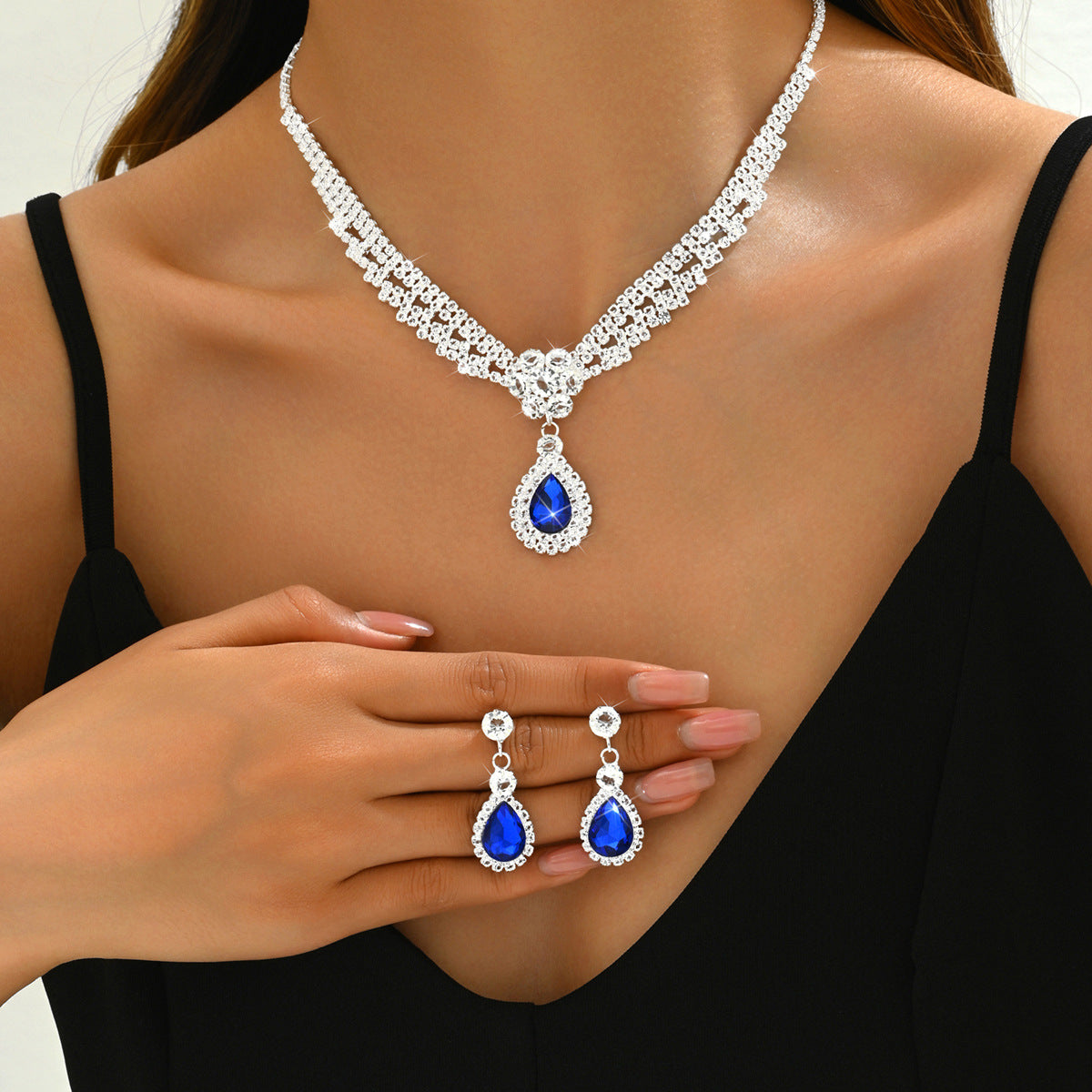 Set collana e orecchini goccia e fiore con cristalli