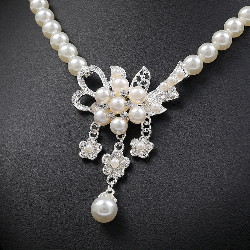 Collana e orecchini perle floreali