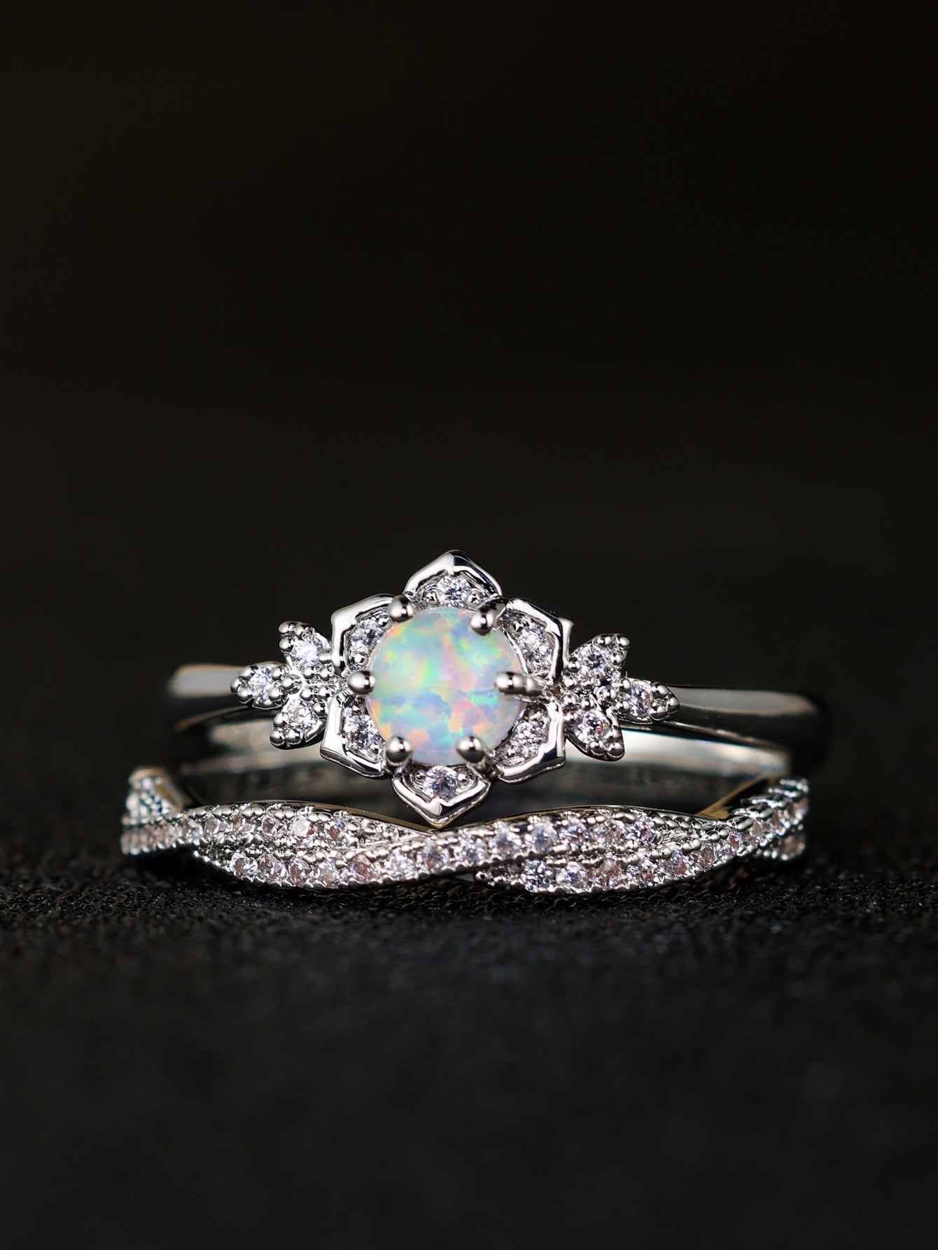 Anello opale a sei griffe