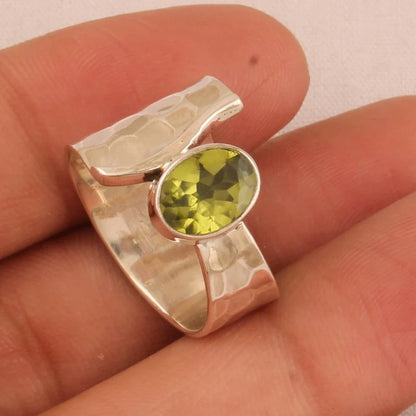 Anello martellato pietra verde