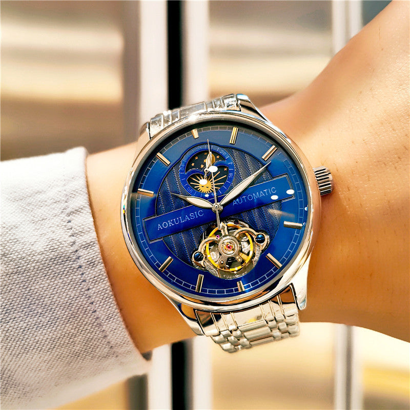 Orologio meccanico scheletrato da uomo luminoso