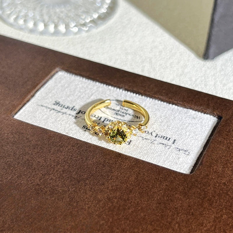 Anello con pietre multicolore