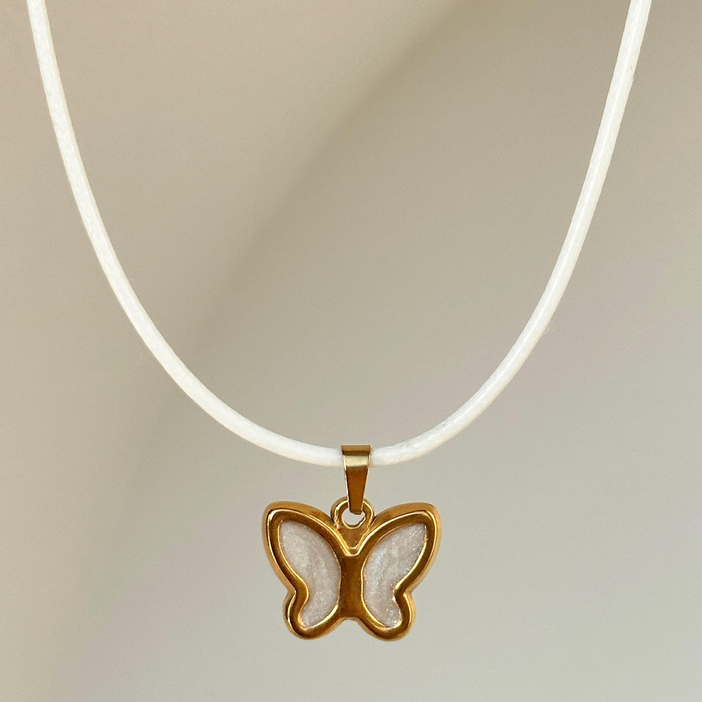 Collana con farfalla smaltata
