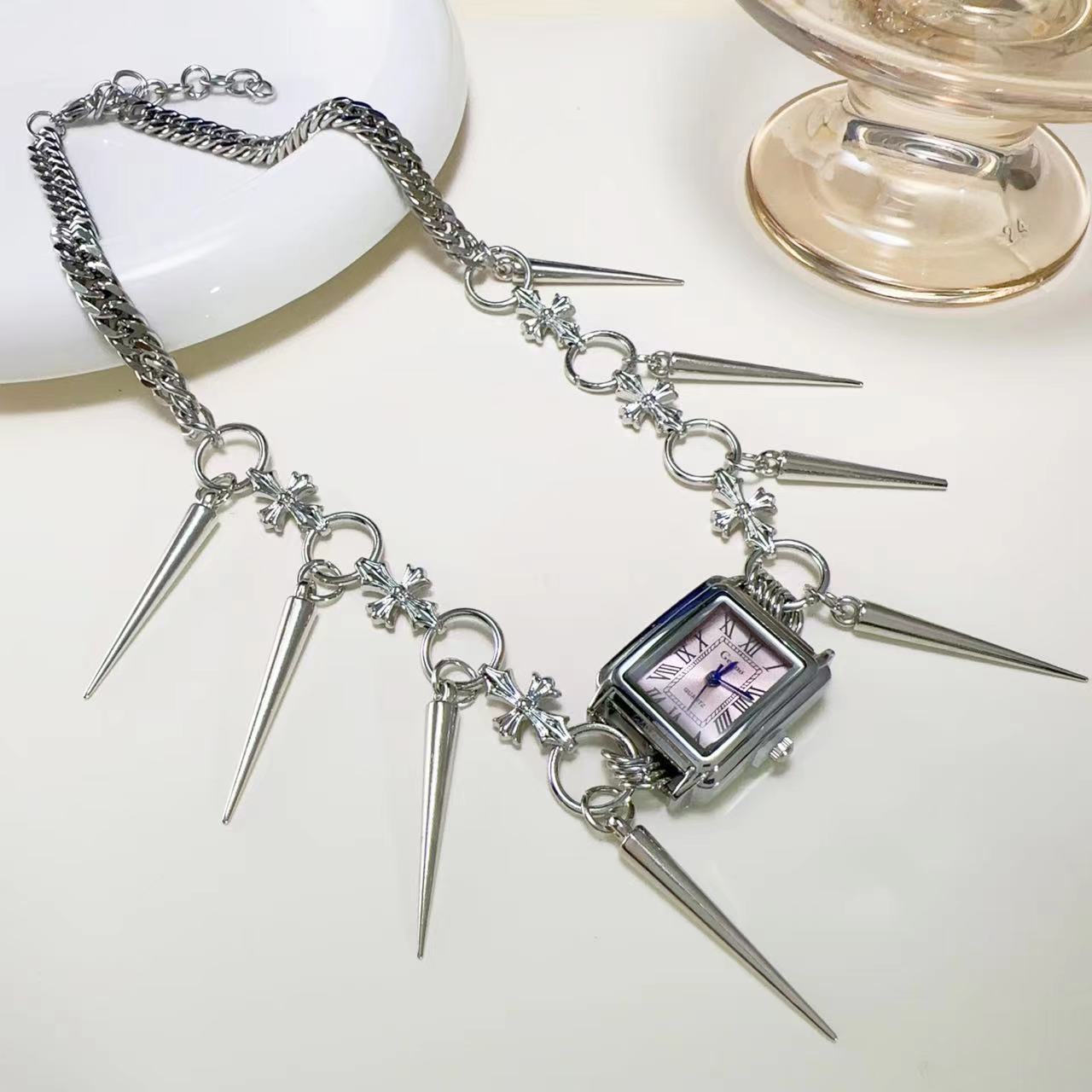 Collana orologio croce rivettata