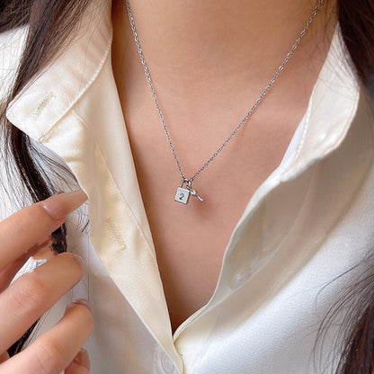 Collana con lucchetto in titanio acciaio